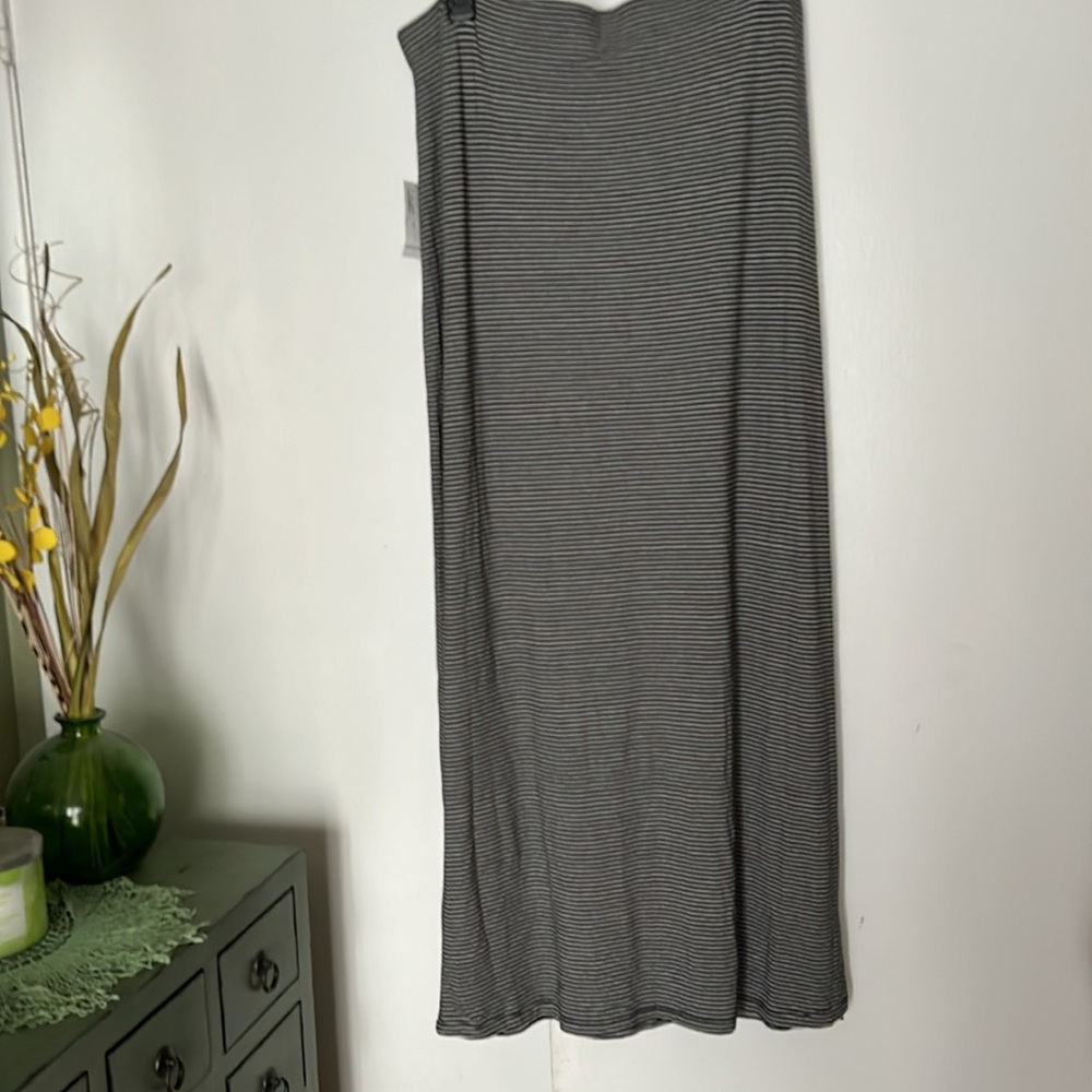Old Navy  maxi skirt black & white size large NWT